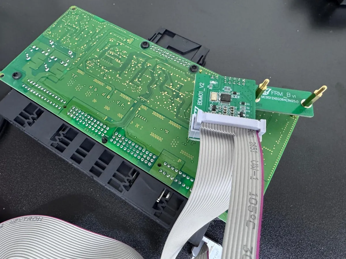 Scheda elettronica del modulo FRM3 collegata all'interfaccia di programmazione BDM