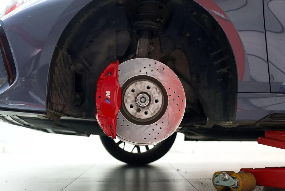 Impianto frenante maggiorato montato su BMW con pinza rossa M