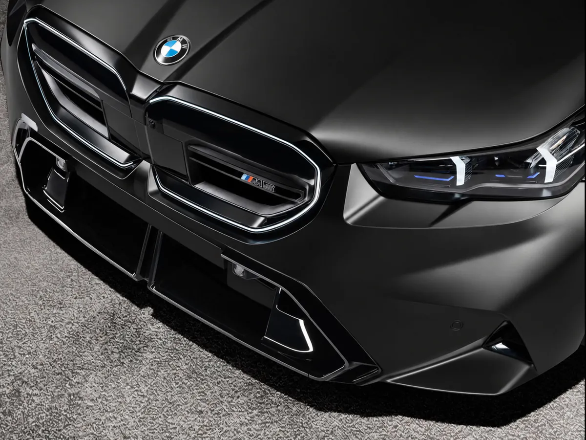 Griglia Iconic Glow illuminata su BMW nera in configurazione Total Black