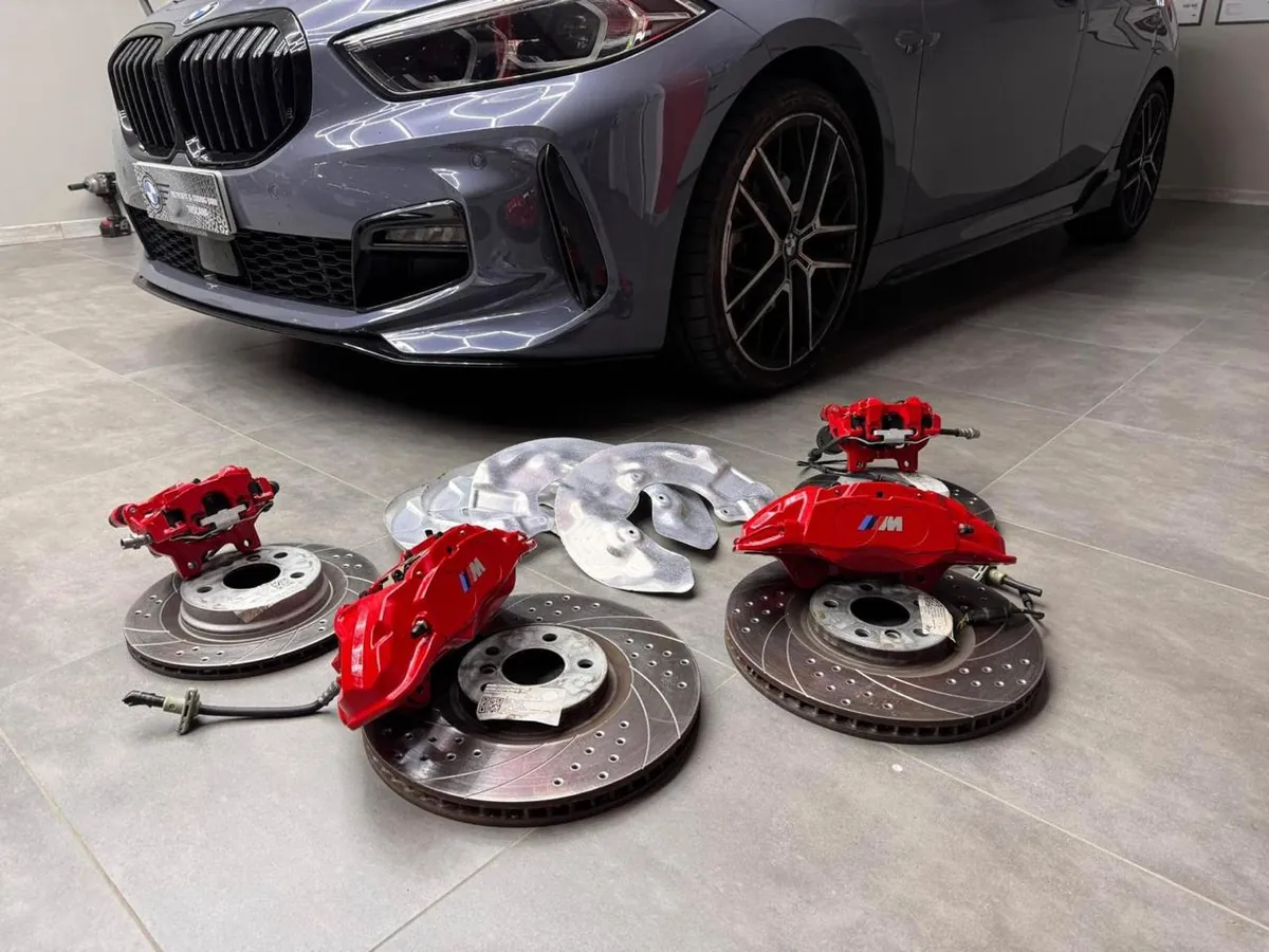 Kit freni maggiorati BMW con pinze rosse M e dischi forati