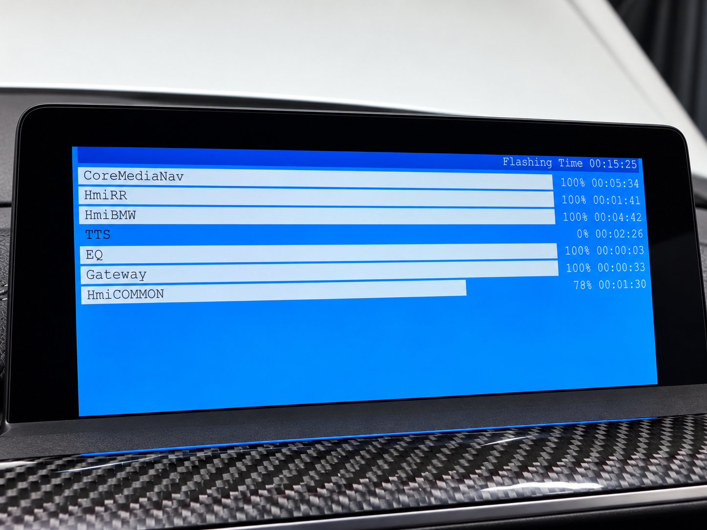 Aggiornamento software in corso sul display di bordo BMW