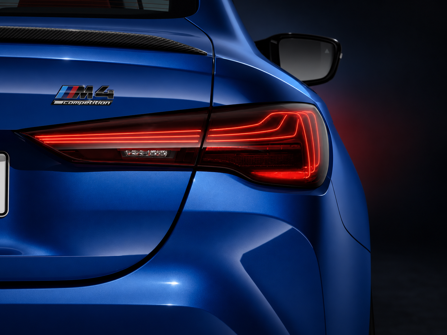 Dettaglio fanale posteriore di una BMW M4 blu